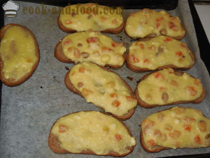Pastel de queso perezoso de la barra de pan con queso, albaricoques secos y la fruta de kiwi - como un pastel de queso horneado perezoso con queso cottage, un paso a paso de la receta fotos