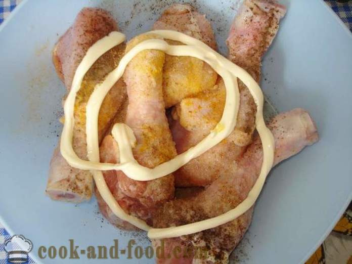 Muslos de pollo al horno en multivarka - a hornear las piernas de pollo en multivarka, paso a paso las fotos de la receta