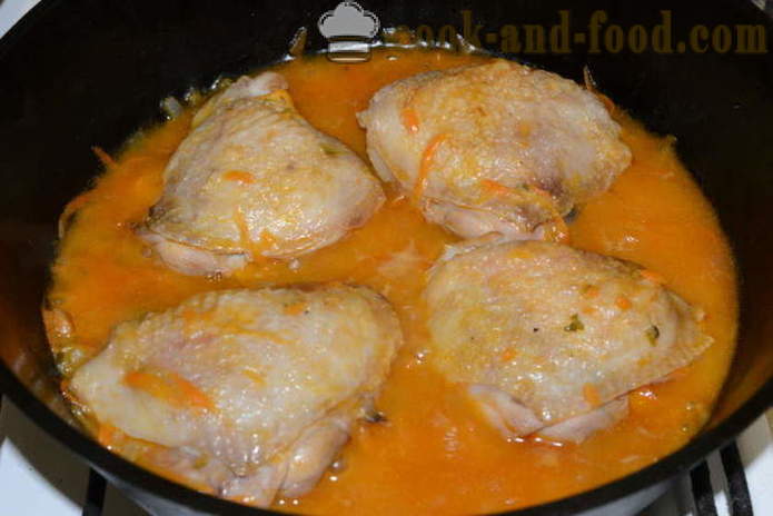 Muslos de pollo estofado con cebollas, zanahorias y pepinos en vinagre - Cómo cocinar un delicioso muslos de pollo en una sartén, con un paso a paso de la receta fotos