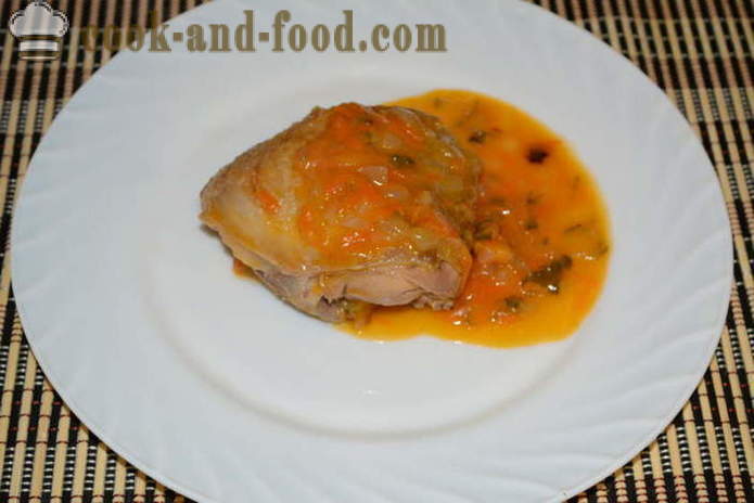 Muslos de pollo estofado con cebollas, zanahorias y pepinos en vinagre - Cómo cocinar un delicioso muslos de pollo en una sartén, con un paso a paso de la receta fotos