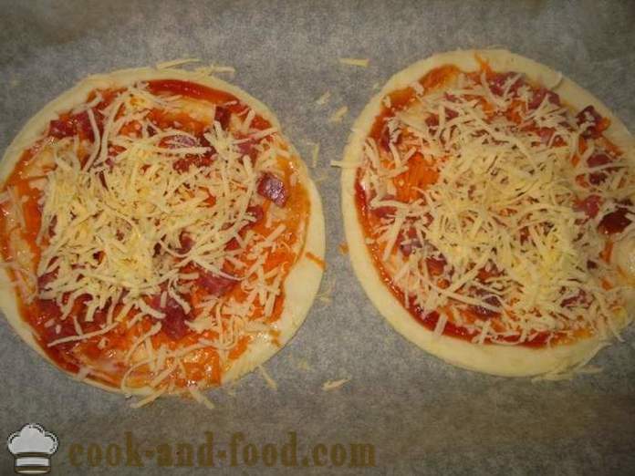 Mini pasteles pizza de hojaldre con chorizo ​​y queso - cómo hacer una pasta de hojaldre mini-pizza, con un paso a paso las fotos de la receta