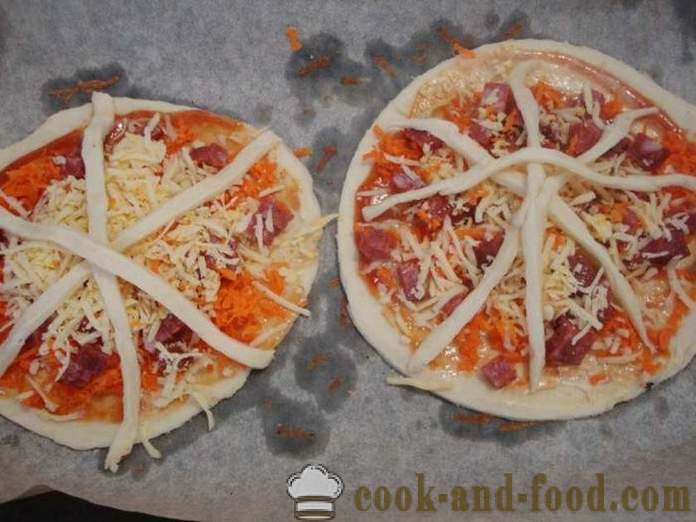 Mini pasteles pizza de hojaldre con chorizo ​​y queso - cómo hacer una pasta de hojaldre mini-pizza, con un paso a paso las fotos de la receta