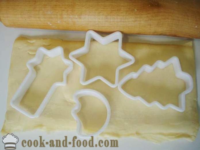 Galletas rápidas y sabrosas de la masa sin levadura escamosa con azúcar y cacahuetes - cómo hacer galletas de hojaldre en el horno, con un paso a paso las fotos de la receta
