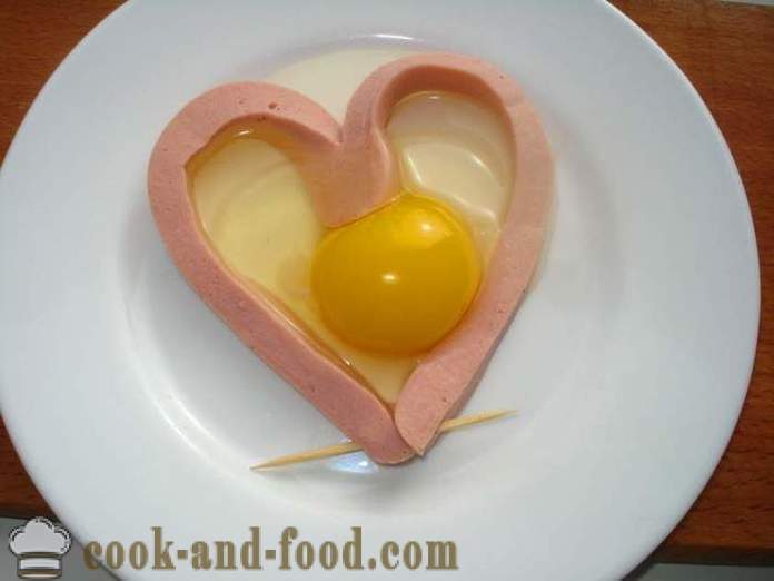 Huevos revueltos en un corazón con salchichas - cómo hacer huevos revueltos en forma de corazón en un horno de microondas, un paso a paso de la receta fotos