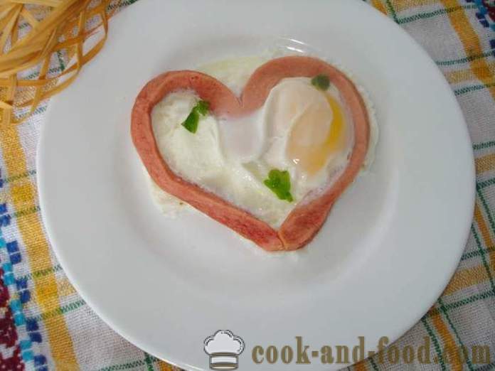 Huevos revueltos en un corazón con salchichas - cómo hacer huevos revueltos en forma de corazón en un horno de microondas, un paso a paso de la receta fotos