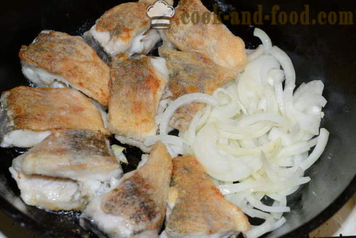 Lucio frita con las cebollas en una harina - tan deliciosa fritura Pike en una sartén en casa, fotos paso a paso de la receta
