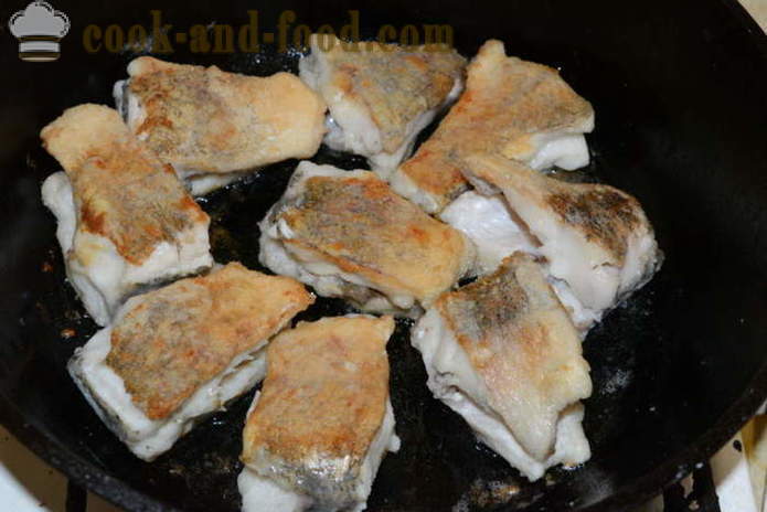 Lucio frita con las cebollas en una harina - tan deliciosa fritura Pike en una sartén en casa, fotos paso a paso de la receta