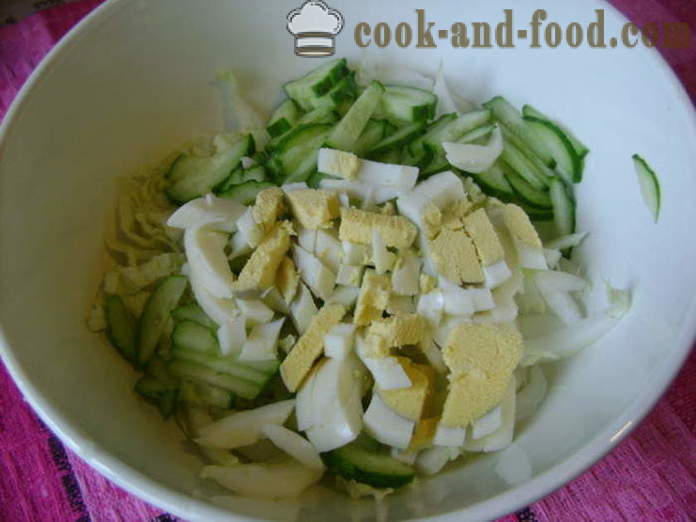 Ensalada de repollo chino, pepino, huevo y cebolla de verdeo - cómo cocinar una deliciosa ensalada de col china, un paso a paso de la receta fotos