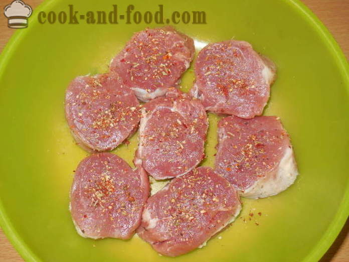 Medallones de carne de cerdo - Cómo cocinar medallones de cerdo en multivarka, fotos paso a paso de la receta