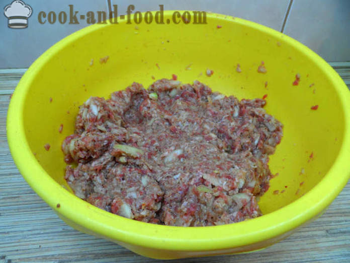 Un Samsa en capas con la carne en el horno - Samsa a cocinar en casa, paso a paso las fotos de la receta