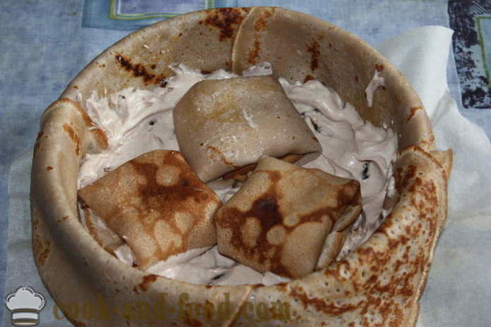 Torta de panqueques caseros con queso ricotta y cubierto con crema batida