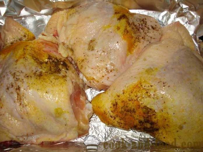 Muslos de pollo cocidas al horno en una hoja - como un deliciosos muslos de pollo al horno en el horno, con un paso a paso de la receta fotos