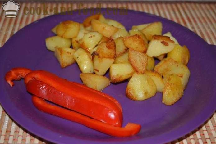 Hervido patatas con piel en una sartén frito - delicioso plato de patatas cocidas con su piel para adornar