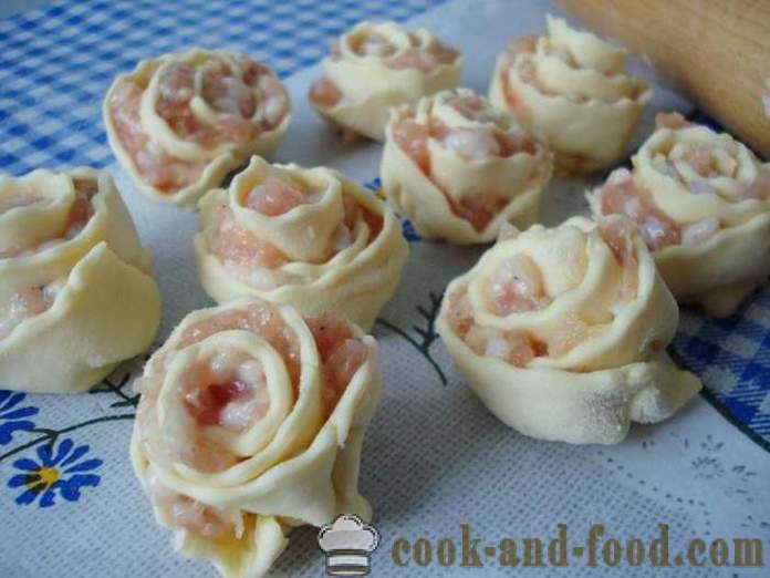 Rosas de la pasta acabada de hojaldre con carne picada - cómo hacer masa de hojaldre con carne picada en el horno, con una fotos paso a paso de la receta
