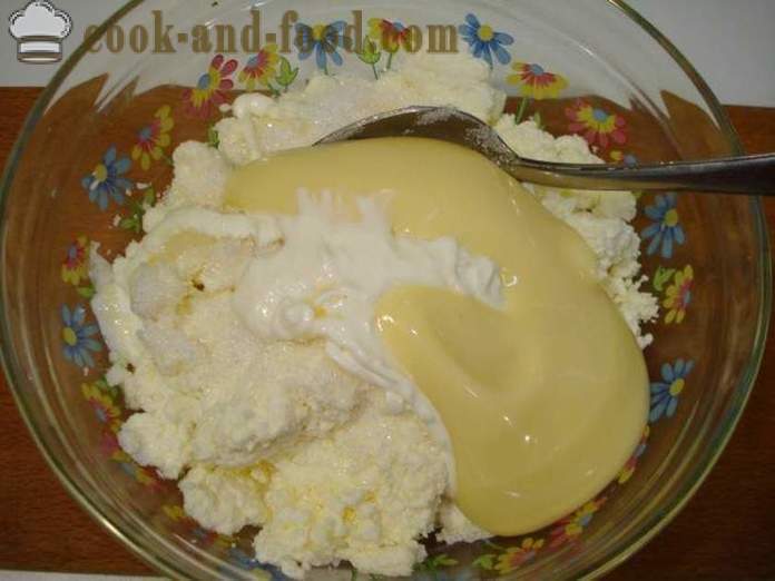 Postre de la cuajada con la leche condensada, el plátano y la grosella roja - cómo cocinar postre tarta sin gelatina, paso a paso las fotos de la receta