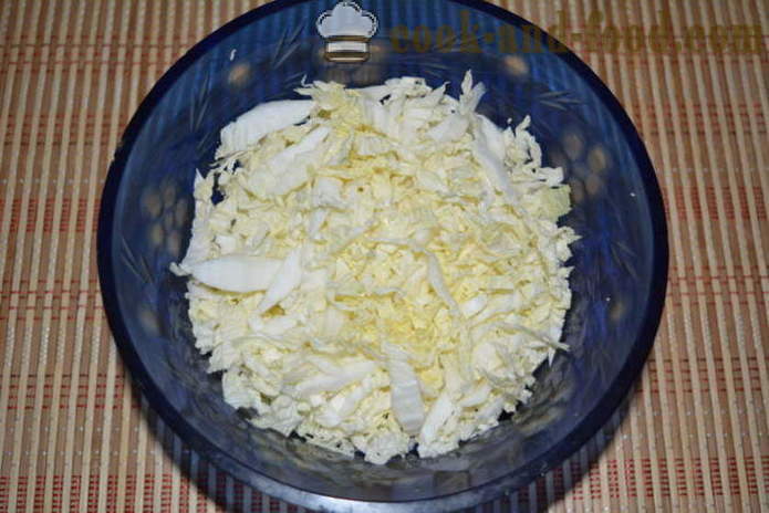 Ensalada de col china con salchicha ahumada, pimientos y maíz enlatado - cómo preparar una ensalada de col china con maíz y salchichas, un paso a paso de la receta fotos