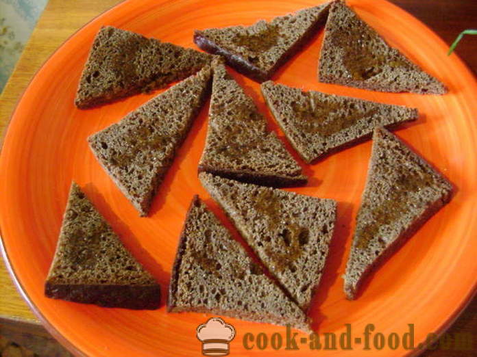 Bocadillos simples con arenque en pan de centeno - cómo hacer sándwiches con el arenque, un paso a paso de la receta fotos