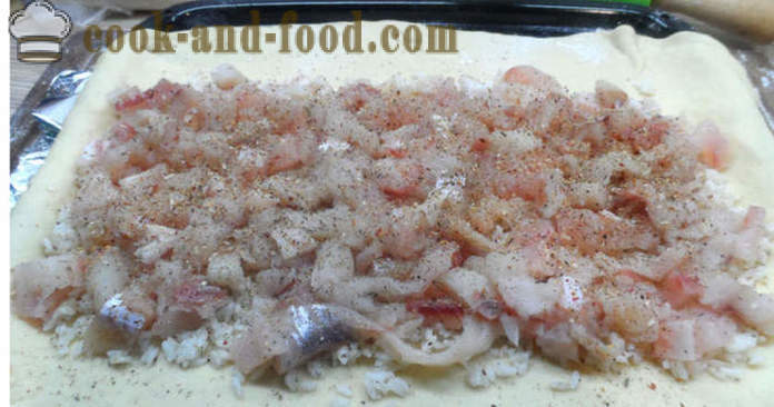 Torta de levadura con el pescado y el arroz y el pescado fresco - cómo cocinar un pastel de pescado en el horno, con un paso a paso las fotos de la receta