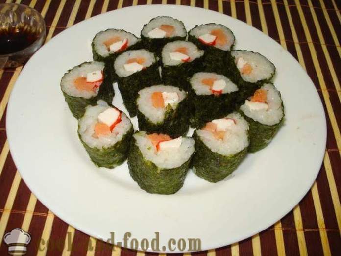 Rollos de sushi con palitos de cangrejo y pescado rojo - rollos de cocina sushi en casa, fotos paso a paso de la receta