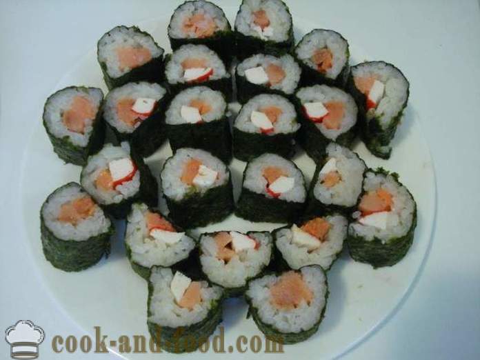 Rollos de sushi con palitos de cangrejo y pescado rojo - rollos de cocina sushi en casa, fotos paso a paso de la receta