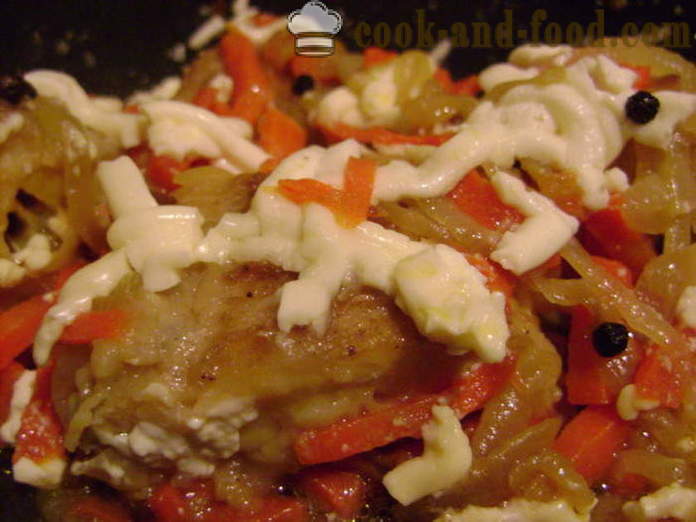 Una deliciosa receta brotoly guisada con cebolla y verduras - brótola cocinar pescado con mayonesa, un paso a paso de la receta fotos