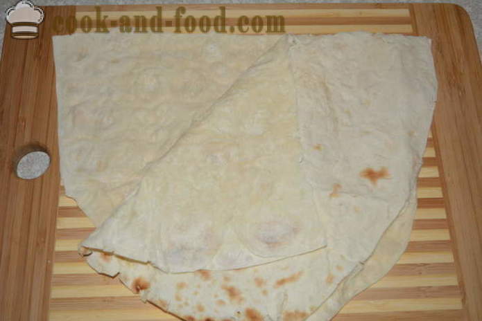 Un simple rollo de pan de pita con los espadines, queso y huevos - a cocinar una hogaza de pan de pita con los espadines, un paso a paso de la receta fotos
