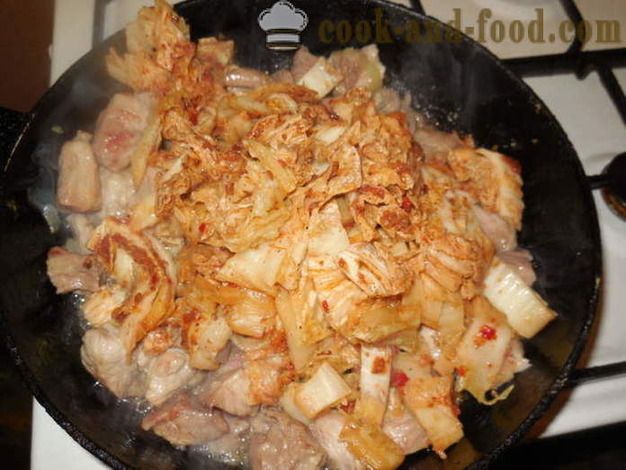 Cerdo con kimchi en Corea - kimchi como una patata frita con carne, un paso a paso de la receta fotos