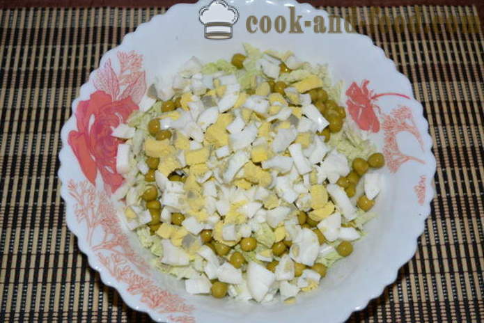 Una simple ensalada de col china, jamón y guisantes - cómo preparar una ensalada de col china y el jamón, un paso a paso de la receta fotos