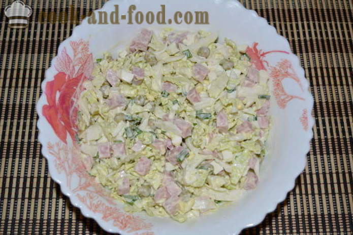 Una simple ensalada de col china, jamón y guisantes - cómo preparar una ensalada de col china y el jamón, un paso a paso de la receta fotos