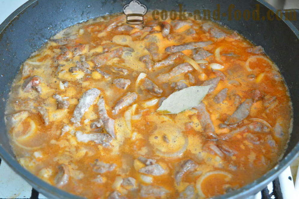 Hígado guisado con cebolla y la pasta de tomate - deliciosa como el hígado extinguir con las cebollas en una sartén, un paso a paso de la receta fotos