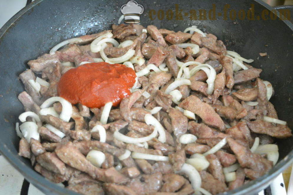 Hígado guisado con cebolla y la pasta de tomate - deliciosa como el hígado extinguir con las cebollas en una sartén, un paso a paso de la receta fotos