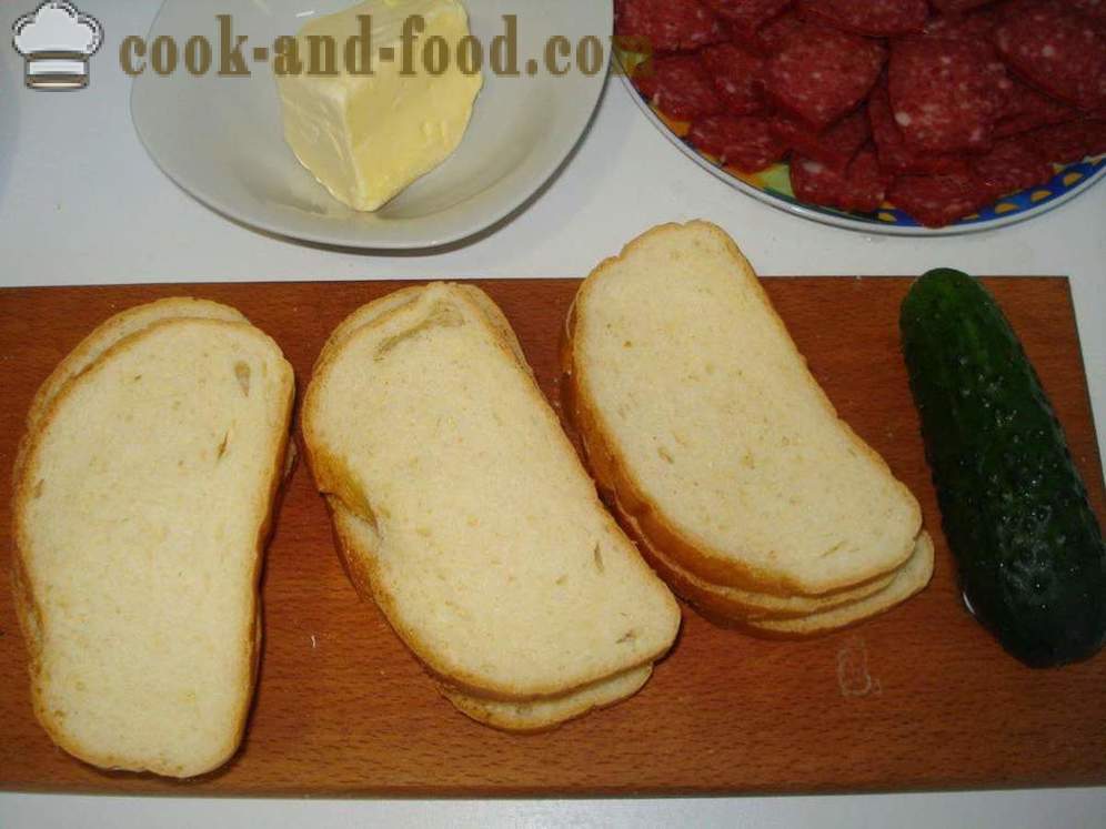 Sándwiches con salchichas, queso y pepino - cómo hacer un sándwich con salchicha y queso, con un paso a paso las fotos de la receta