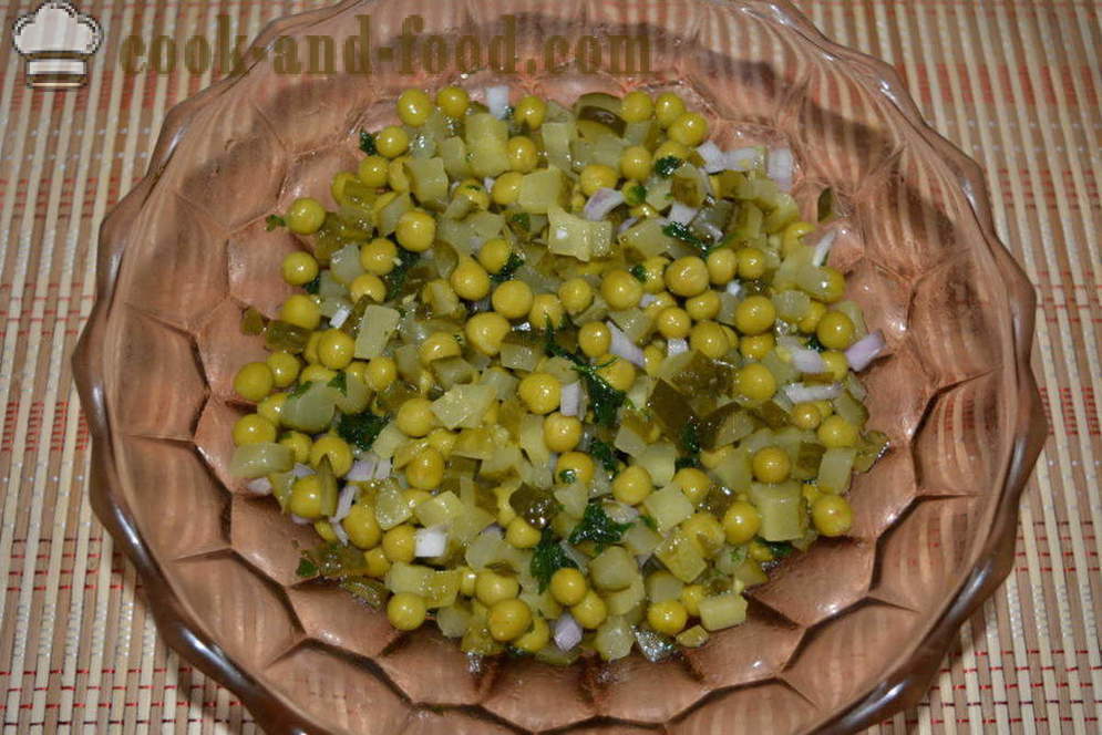 Ensalada con las salmueras y los guisantes verdes en una prisa - cómo cocinar una deliciosa ensalada de pepinos en vinagre y guisantes, un paso a paso de la receta fotos