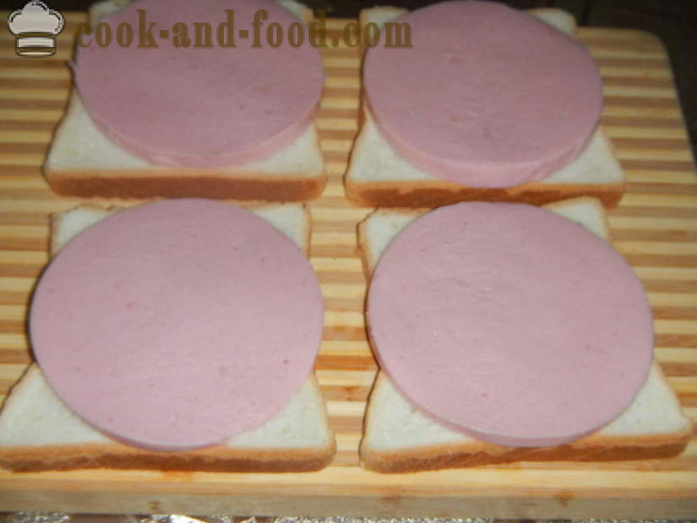 Bocadillos calientes con huevo en el horno - cómo hacer un sándwich caliente con huevos, salchichas y setas, un paso a paso de la receta fotos