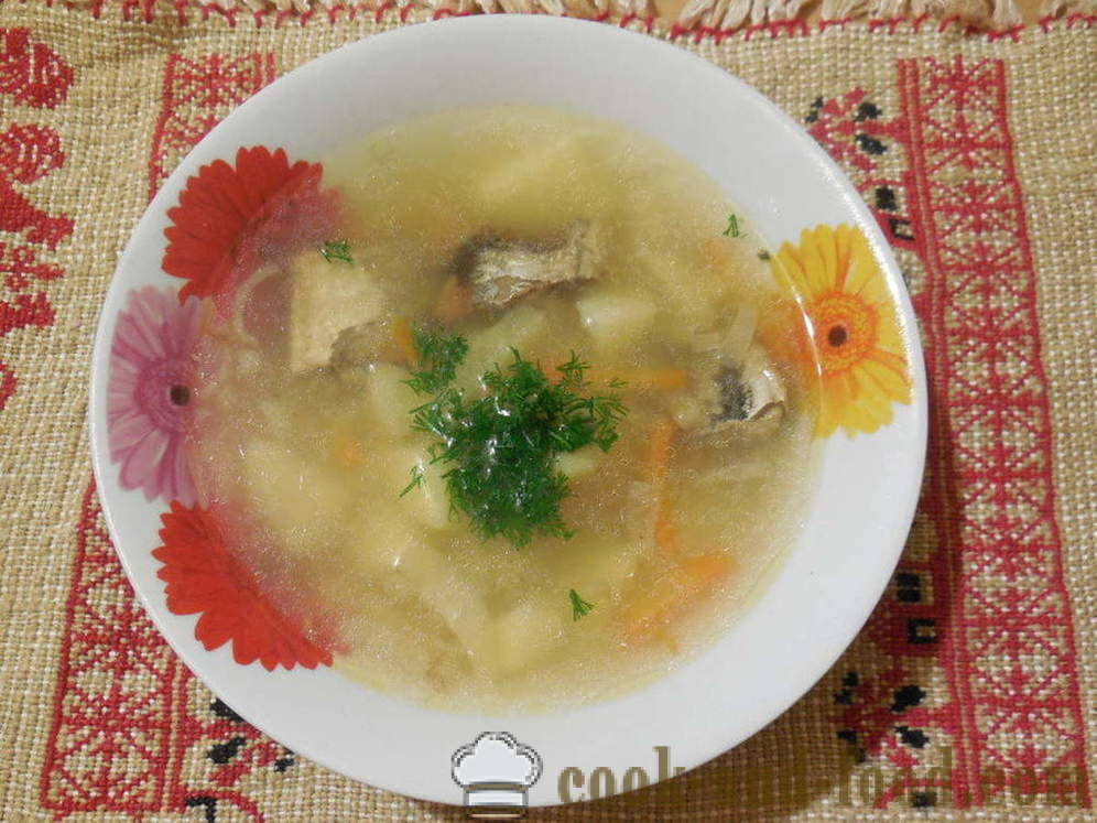 Sopa de pescado enlatado en multivarka - cómo cocinar sopa de pescado de lata, paso a paso las fotos de la receta