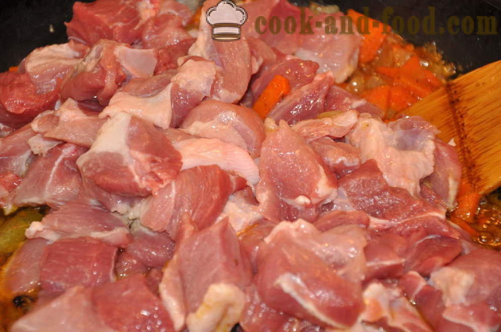 Pilaf deliciosa pilaf con carne de cerdo en una sartén - cómo cocinar pilaf de cerdo desmenuzable en la placa, un paso a paso de la receta fotos