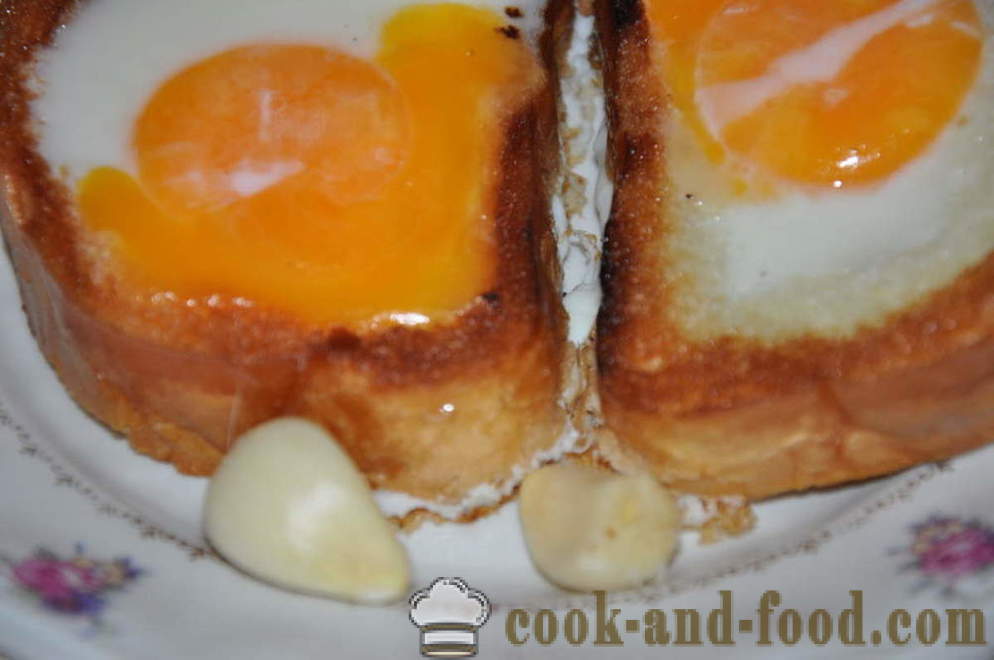 Huevos inusuales en la barra de pan en la sartén - Cómo hacer un huevo inusuales, paso a paso las fotos de la receta
