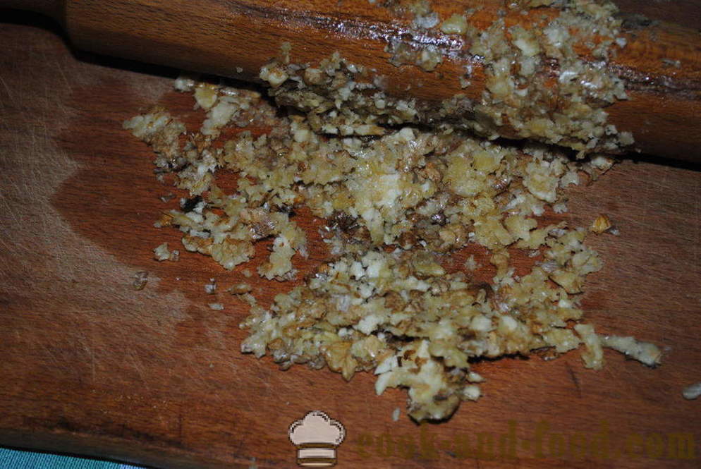 Calabacín deliciosas con nueces y ajo - Cómo preparar una ensalada de calabacín y nueces, con un paso a paso las fotos de la receta