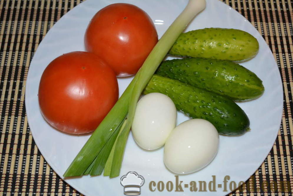 Ensalada simple de los pepinos y los tomates frescos con huevo y puerro - cómo cocinar ensalada de verduras con mayonesa, un paso a paso de la receta fotos