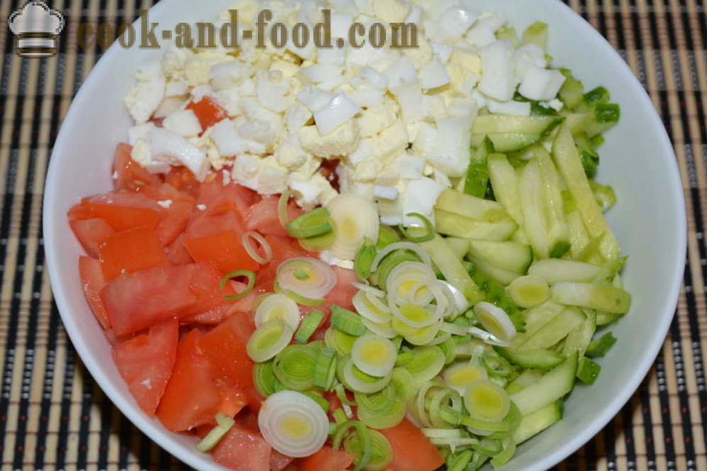 Ensalada simple de los pepinos y los tomates frescos con huevo y puerro - cómo cocinar ensalada de verduras con mayonesa, un paso a paso de la receta fotos