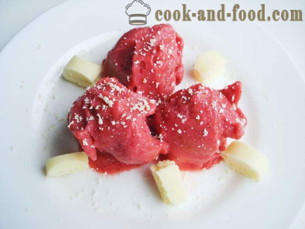 Cremoso helado de fresa de la fruta congelada y leche condensada - cómo hacer helado casero rápida con fresas, un paso a paso de la receta fotos