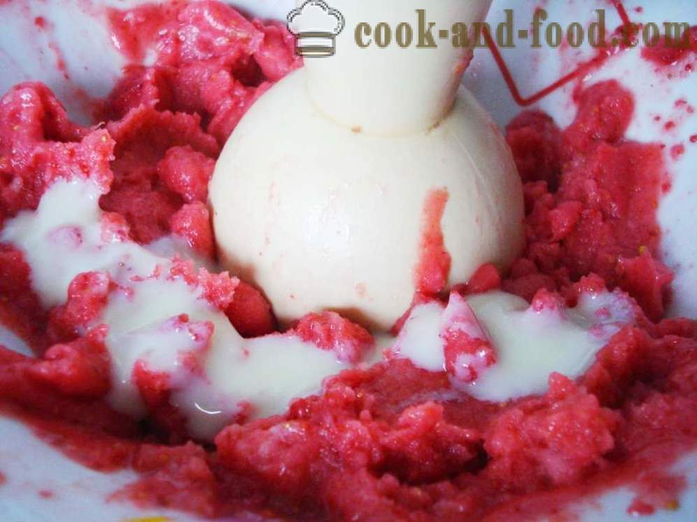Cremoso helado de fresa de la fruta congelada y leche condensada - cómo hacer helado casero rápida con fresas, un paso a paso de la receta fotos