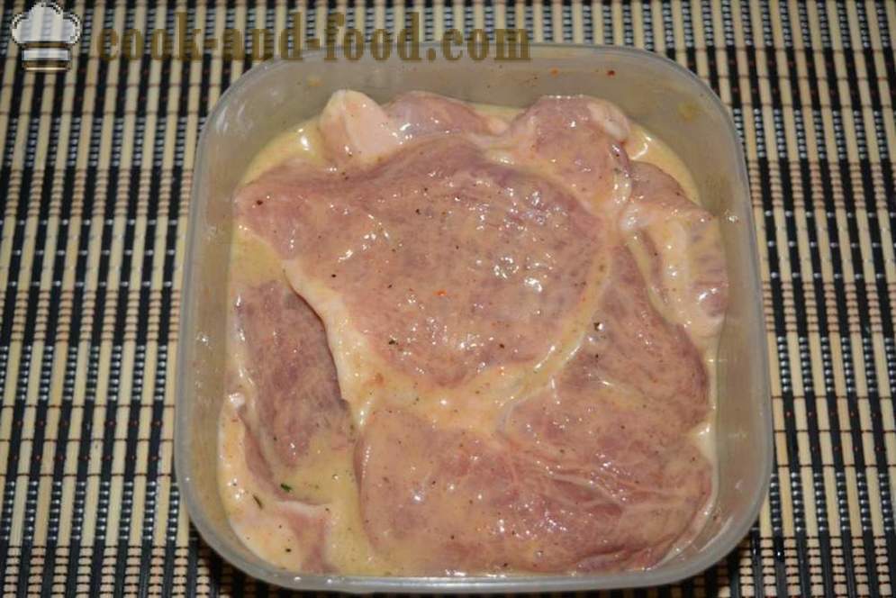 Cerdo cocido al horno en el horno con champiñones y queso - como el asado de cerdo en el horno, con un paso a paso las fotos de la receta