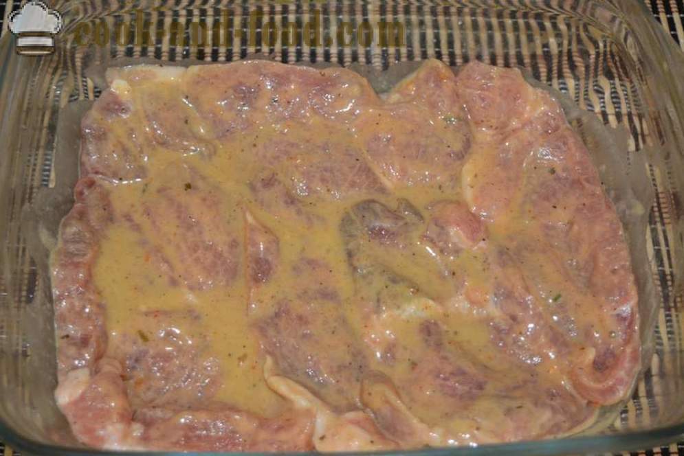 Cerdo cocido al horno en el horno con champiñones y queso - como el asado de cerdo en el horno, con un paso a paso las fotos de la receta