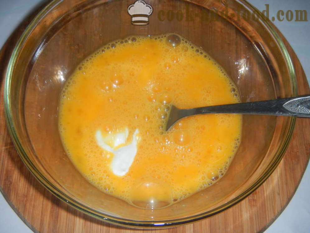 Revuelto de champiñones y queso en una sartén - cómo cocinar huevos revueltos con crema agria, un paso a paso de la receta fotos