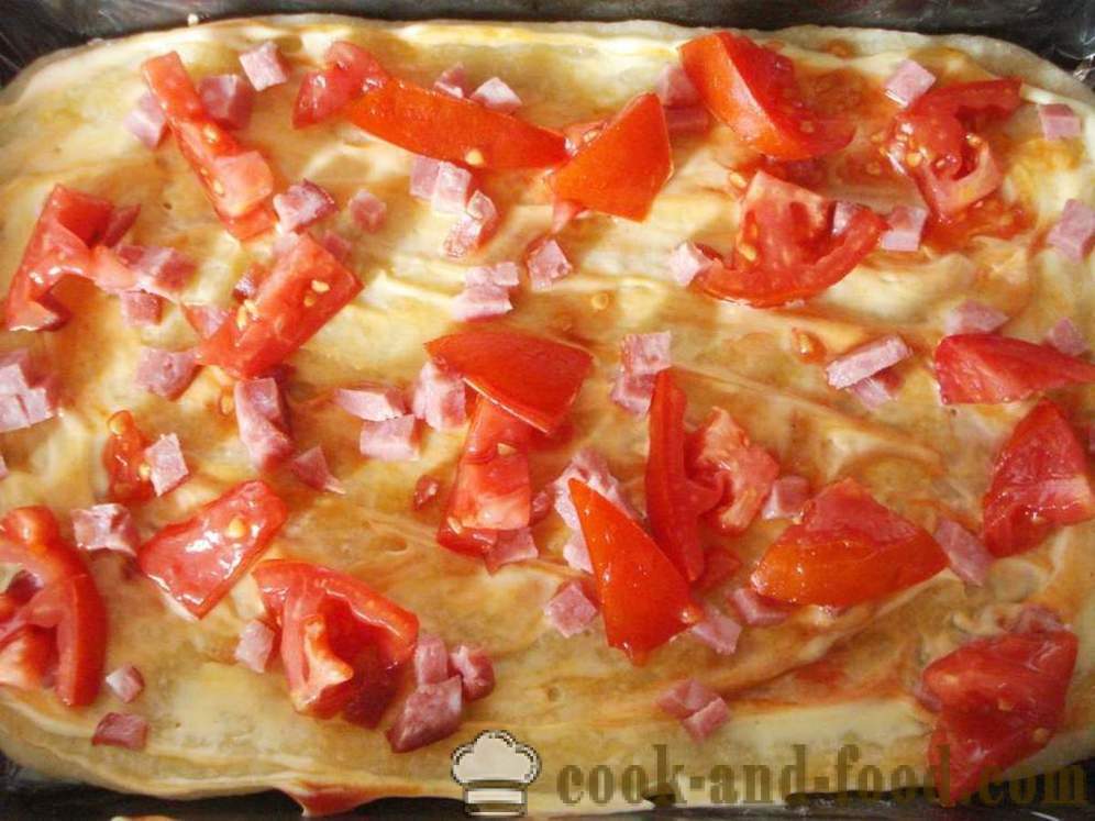 Pizza de la masa acabada la levadura en el horno - cómo hacer una pizza con salchicha en casa, paso a paso las fotos de la receta