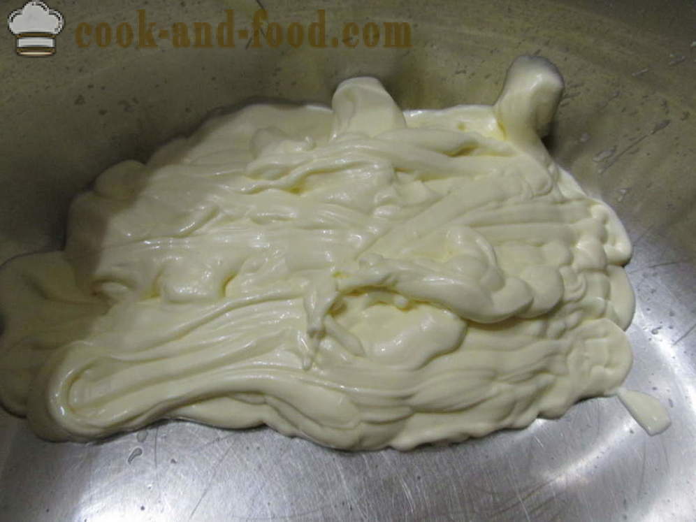 Torta gelatinosa rápido en la mayonesa y crema agria, relleno de pollo - cómo cocinar un pastel relleno de mayonesa y crema agria, con un paso a paso las fotos de la receta