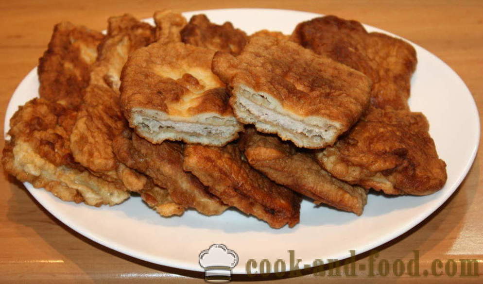 Empanadas de descanso de las tortas de obleas en una cacerola - paso a paso cómo cocinar una receta de empanadas perezoso con una foto