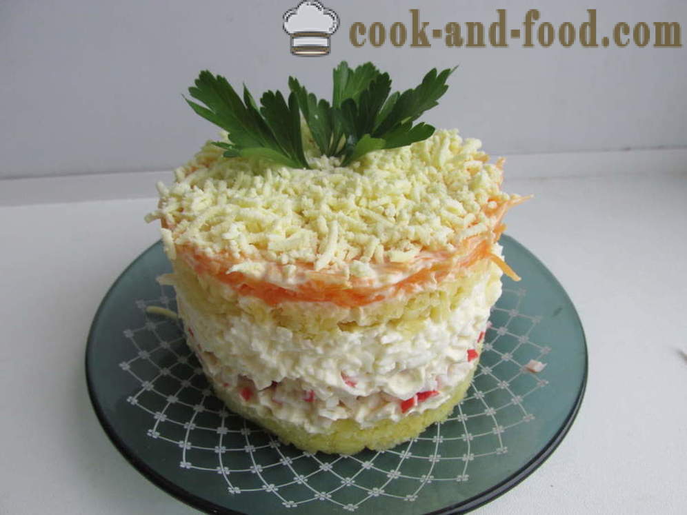 Ensalada con capas simple con palitos de cangrejo - cómo preparar una ensalada con palitos de cangrejo, un paso a paso de la receta fotos