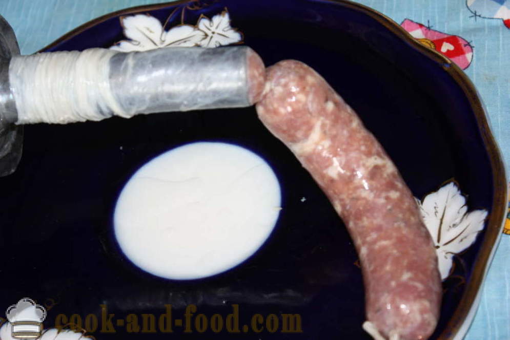 Salchichas casera kupaty en el intestino en una picadora de carne